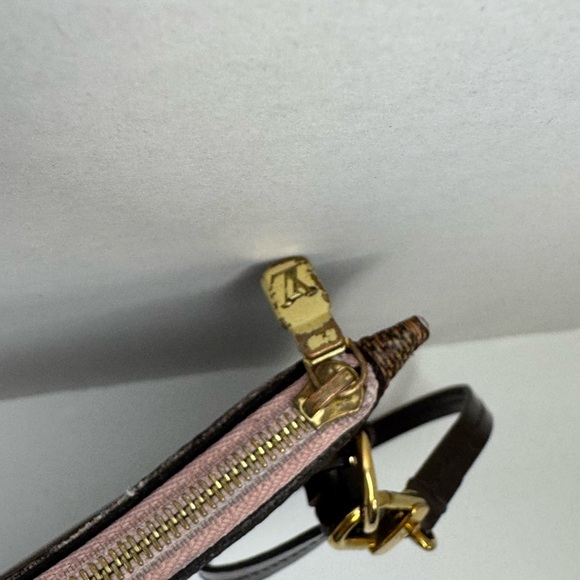 LOUIS VUITTON
Neverfull Pochette Damier Ebene Wristlet Pouch Rose Ballerine - Picture 8 of 12